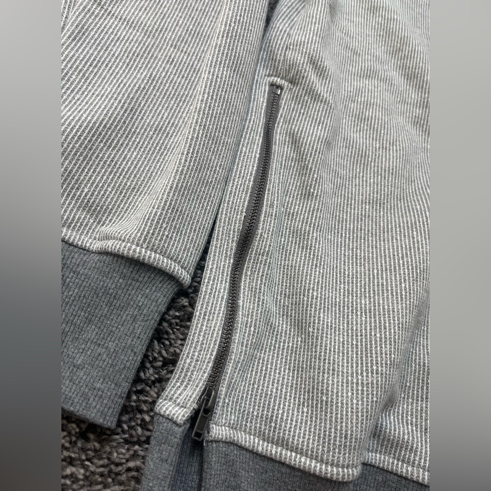 Doe and Rae Women’s Grey & White Striped Top w/Zipper Detail NWOT Women’s Small - Picture 3 of 5